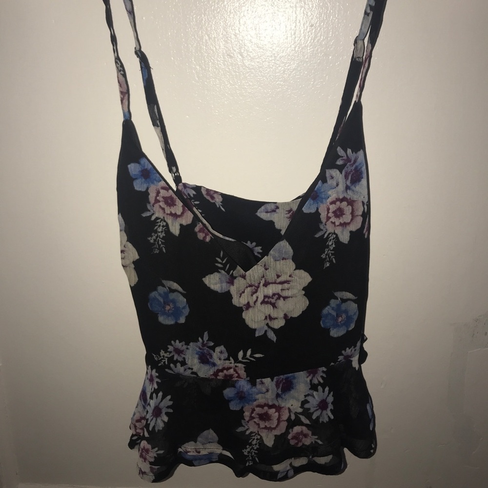 Cross back crop floral top! Super cute!